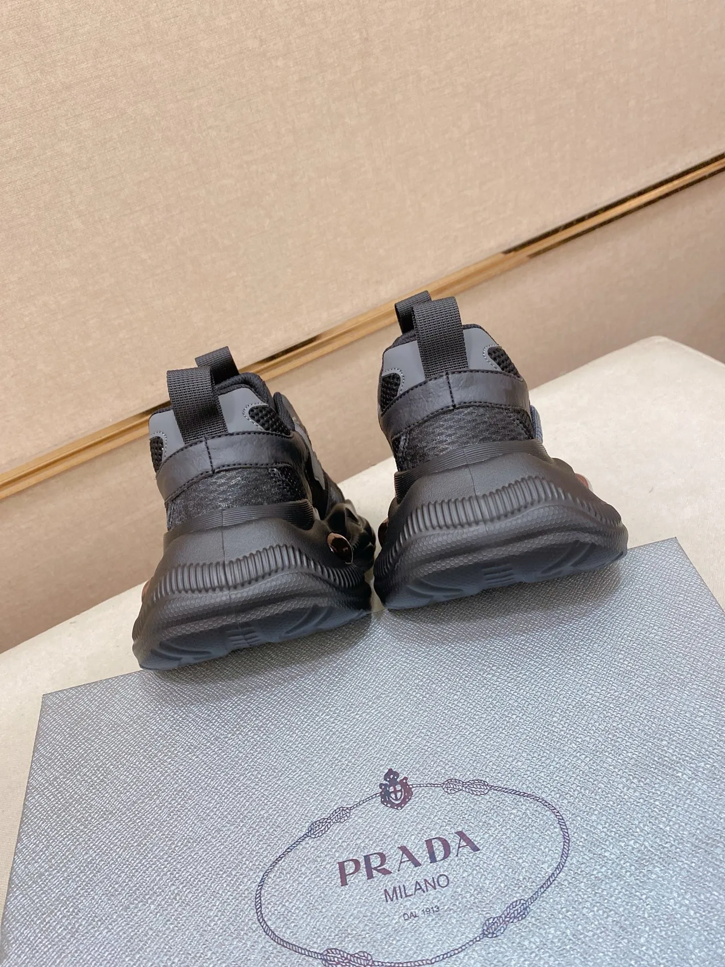 Men's shoes 💰: 462💰 [Prada～Prada] Trendy new styles are on the market. Same style as the official website. Counter quality. Original version. [Strong] [Strong] Imported selected first-layer cowhide. Comfortable and breathable sheepskin lining, fine workmanship, upper layer made of 100% pure cowhide, original last shape, comfortable on the feet, shoe sizes 38 to 44
